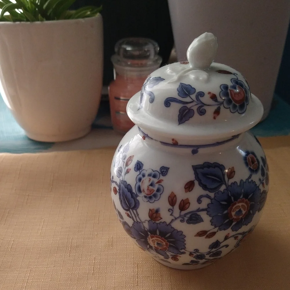 Estée Lauder-Vintage Porcelain Bath Jar 1.6oz